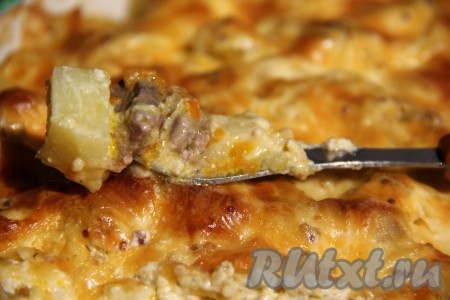 Готовое блюдо достать из духовки. И подать мягкие, сочные куриные сердечки с картошкой, запечённые в сметане, в горячем виде к столу.