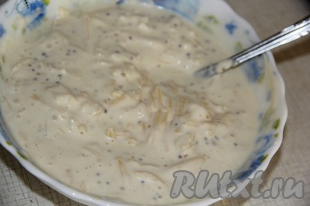 Затем к сыру с чесноком выложить сметану, по желанию, добавить горчицу, тщательно перемешать и заливка готова.