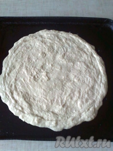 Еще раз поливаем 1 чайной ложкой растительного масла и с помощью ложки формируем круг толщиной 0,5-0,7 см.