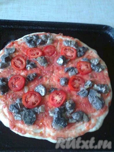 Затем выкладываем начинку: грибы, помидоры и болгарский перец. Посыпаем половиной натертого сыра (сыра не оказалось, поэтому использовала подсоленный творог, смешанный с яйцом).