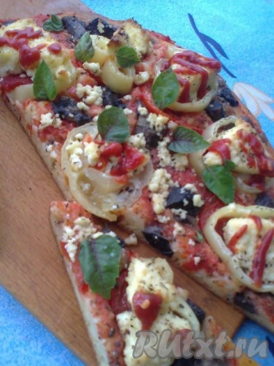 Снова посыпаем 0,5 чайной ложки итальянских трав. Ставим пиццу в предварительно нагретую до 200-220 градусов духовку на 15-20 минут. Затем выкладываем на пиццу вторую порцию сыра и готовим еще 2-3 минуты, чтобы сыр расплавился. Вкусная, нежная, мягкая бездрожжевая пицца готова!