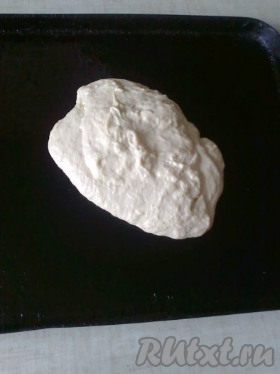 Тесто оставляем, примерно, на 15 минут, в это время можно приготовить томатное пюре и начинку, включить духовку для нагревания до температуры 200-220 градусов.
Для того чтобы приготовить томатное пюре, с помидоров снимаем кожицу (по желанию), нарезаем их на кусочки, добавляем соль, перец, уксус, растительное масло, сахар, измельчаем блендером в однородное пюре. Приготовим ингредиенты для начинки. Сыр натираем на терке, болгарский перец и помидоры нарезаем кружочками.
Форму для выпечки смазываем растительным маслом (у меня стандартный противень). В центр формы выкладываем ложкой тесто.