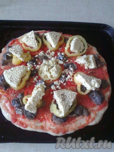 Затем выкладываем начинку: грибы, помидоры и болгарский перец. Посыпаем половиной натертого сыра (сыра не оказалось, поэтому использовала подсоленный творог, смешанный с яйцом).