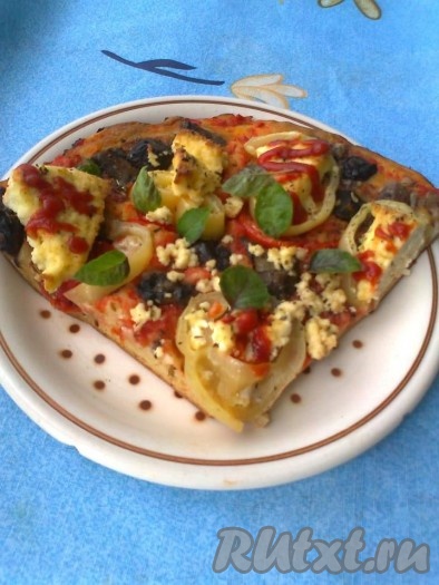 Снова посыпаем 0,5 чайной ложки итальянских трав. Ставим пиццу в предварительно нагретую до 200-220 градусов духовку на 15-20 минут. Затем выкладываем на пиццу вторую порцию сыра и готовим еще 2-3 минуты, чтобы сыр расплавился. Вкусная, нежная, мягкая бездрожжевая пицца готова!