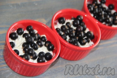 Ягоды вымыть и обсушить. Кстати, ягоды можно использовать по сезону или замороженные. Выложить ягоды в форму.

