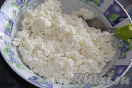 Перемешать начинку ложкой.