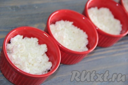 Затем выложить творожную начинку.