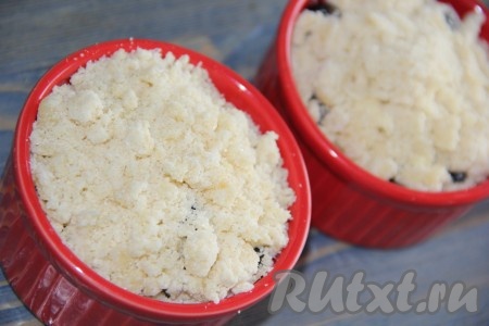 Затем выложить песочную крошку в виде горки. Во время выпекания десерт немного осядет.