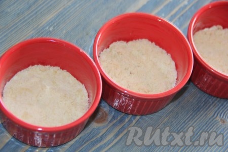 На дно керамической формы выложить немного песочной крошки и слегка её утрамбовать.