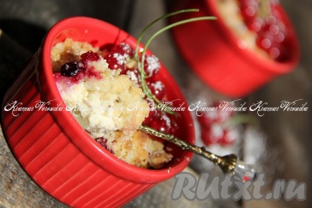 Готовый наивкуснейший творожный крамбл можно подать в горячем виде с шариком мороженого, а можно остудить и подать к чаю или кофе.
