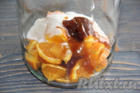 В трёхлитровую банку выложить нарезанный апельсин, добавить мёд, сахар и изюм, всыпать дрожжи и лимонную кислоту.&nbsp;
