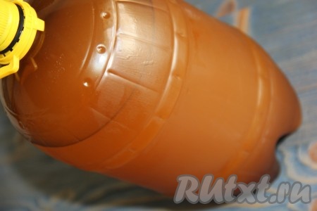 Готовый апельсиновый квас процедить, разлить по бутылкам и поставить в холодильник на сутки.
