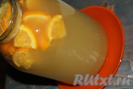 Банку поставить в тарелку, горлышко банки прикрыть блюдцем. Оставить банку при комнатной температуре на сутки.