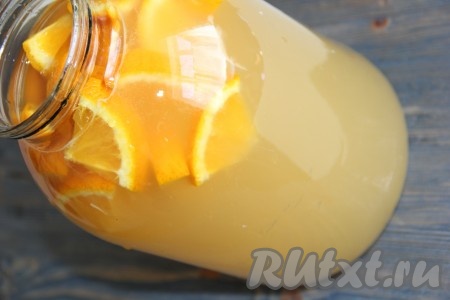 Залить содержимое банки тёплой водой (температура воды, примерно, 35-37 градусов), хорошо перемешать длинной ложкой.
