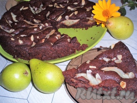 Шоколадный пирог с грушами