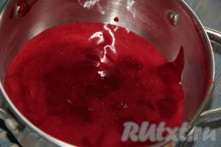 Перетереть пюре через сито в кастрюлю. Жмых с семечками смородины, оставшийся в сите, выкинуть.