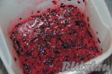 С помощью погружного блендера пробить ягоды в пюре.
