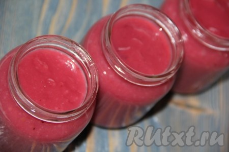 Достать бадьян из ягодной массы, разлить получившийся смородиновый курд по баночкам или креманкам. Поставить в холодильник на пару часов.&nbsp;