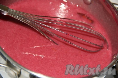 Поставить кастрюлю с массой на медленный огонь, довести до кипения и варить курд из чёрной смородины, постоянно помешивая, минут 10-15.