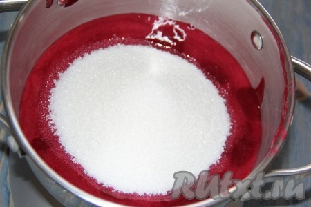 Всыпать в пюре из чёрной смородины сахар, перемешать венчиком (или столовой ложкой).