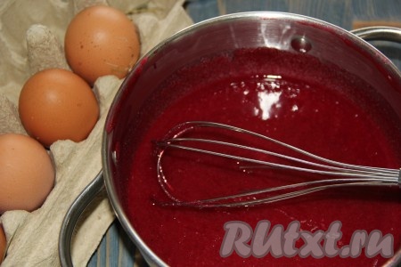 Затем добавить яйца, хорошо перемешать.