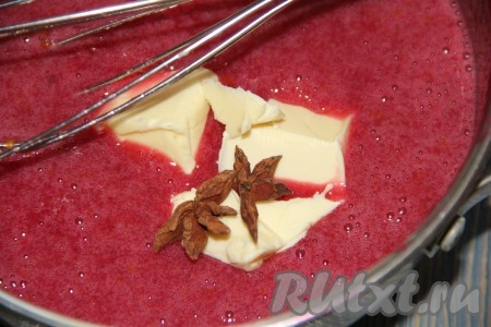 Сюда же выложить сливочное масло и бадьян.