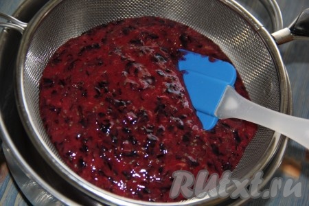 Откинуть смородиновое пюре на сито, стоящее на кастрюле, в которой вы будете варить курд.