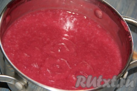 Масса начнёт густеть. Снять кастрюлю с огня.