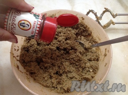 Взбиваем миксером (погружным блендером или перемешиваем ложкой) массу до однородности. Добавляем молотый мускатный орех по вкусу и чайную ложку коньяка (по желанию). Пробуем и, при необходимости, досаливаем.