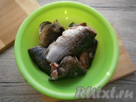 Подготовить рыбу: ее нужно очистить от чешуи и внутренностей, обрезать хвосты и головы, хорошо промыть. Если используете головы - из них удалить жабры.