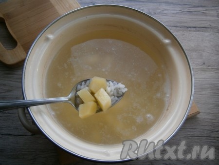 Залить водой, поставить на огонь. Когда вода закипит, всыпать рис, посолить. Варить картошку с рисом около 20 минут на небольшом огне.
