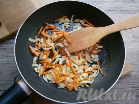 Обжарить овощи, помешивая, до мягкости.