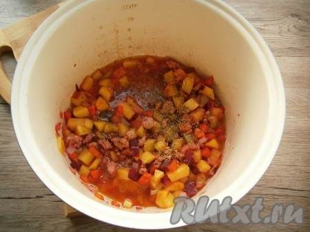 Затем влить горячую воду, добавить соль, чёрный молотый перец и специи.
