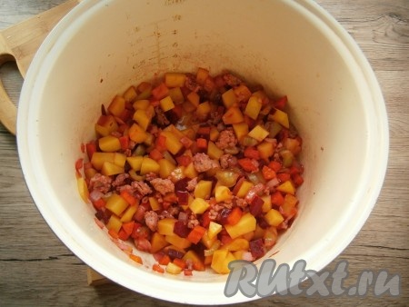 Выставить программу "Выпечка" или "Жарка" еще на 15 минут. Через 5 минут добавить к овощам нарезанный кубиками картофель, все перемешать и обжаривать овощи, помешивая, до сигнала.
