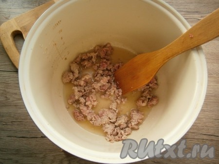 В чашу мультиварки влить растительное масло, выставить программу "Выпечка" или "Жарка" на 15 минут. Через 5 минут, когда масло нагреется, выложить в чашу фарш, хорошо перемешать. Готовить далее до сигнала, периодически помешивая.
