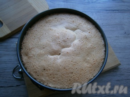 Таким же образом замесить тесто для второго бисквита. Если у вас есть 2 формы - отлично! Выпекать бисквиты в разогретой до 180 градусов духовке 25-35 минут. Духовку не открывать! Бисквиты получаются ровненькими, без "шапочки".