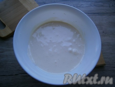 Взбить яйца миксером до пышной пены. Далее частями всыпать 0,5 стакана сахара, продолжая взбивание, и добавить 0,5 пакетика ванильного сахара. Взбивать яйца с сахаром около 10 минут до образования плотной, светлой и пышной массы. Сахар обязательно должен раствориться, не должно быть "слышно" крупинок.
