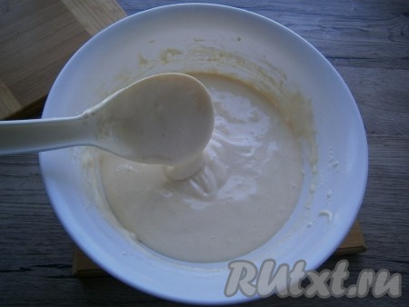 Тесто должно получиться очень нежным, похожим на крем или сметану.