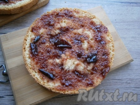 Оба бисквита немного остудить в форме, подрезав бока, извлечь из нее и затем полностью остудить бисквиты на решетке. Дать им отлежаться 5-7 часов, завернув в пакет или пищевую пленку. Далее каждый бисквит разрезать на 2 части, промазать каждую - джемом.