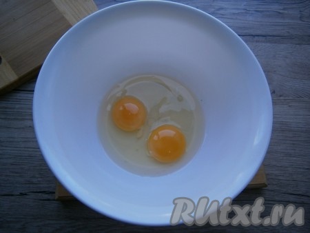 Нам нужно испечь 2 бисквита в разъемных формах диаметром 17-18 см. Для приготовления одного бисквита разбить 2 яйца в миску, добавить щепотку соли.
