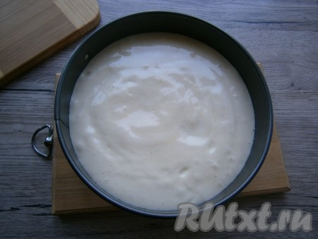 Дно разъемной формы застелить пергаментной бумагой, выложить тесто, разровнять его.