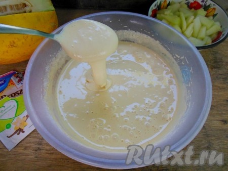 Получившееся тесто по консистенции должно напоминать домашнюю сметану, оно будет плавно стекать с ложки.
