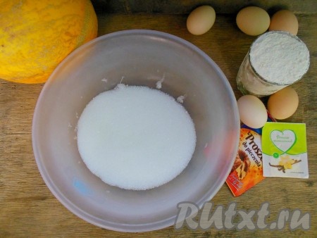 Подготовьте продукты для приготовления шарлотки с дыней.