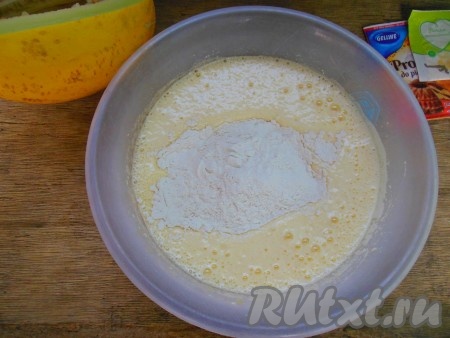 Затем в сахарно-яичную массу всыпьте просеянную муку вместе с разрыхлителем и щепоткой ванили.
