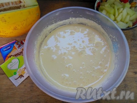 Тщательно перемешайте получившуюся массу с помощью ложки (или же взбейте на низких оборотах миксера) до однородного состояния.
