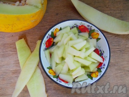 Дыню промойте, удалите семена и кожуру. Нарежьте дыню на небольшие кусочки.
