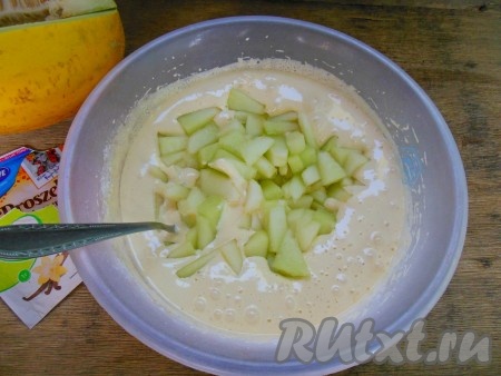 Нарезанную дыню добавьте в тесто, осторожно перемешайте с помощью ложки.