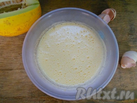 За это время сахарно-яичная масса должна увеличиться в два раза, а сахар - полностью раствориться.
