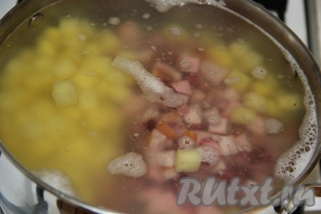 Затем добавить колбасу и варить ещё 10 минут.
