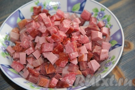 Колбасу нарезать на средние кубики.
